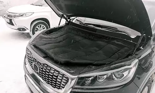 Оригинальное фото автоодеяла (утеплителя) Laitovo Black Premium W160-S для двигателя Toyota Hilux VIII 2015г.-по н.в., в моторном отсеке авто. - Фотография 4