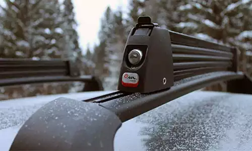 Оригинальное фото багажника Amos SkiLock3BL для перевозки лыж и сноубордов, установленного на автомобиль. - Фотография 2