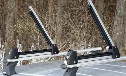 Оригинальное фото багажника Amos SkiLock3SIL для перевозки лыж и сноубордов, установленного на автомобиль. - Фотография 2