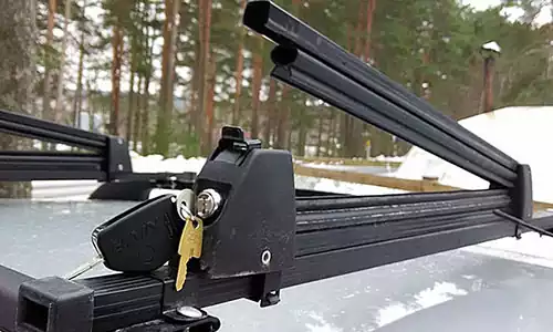Оригинальное фото багажника Amos SkiLock5BL для перевозки лыж и сноубордов, установленного на автомобиль. - Фотография 2