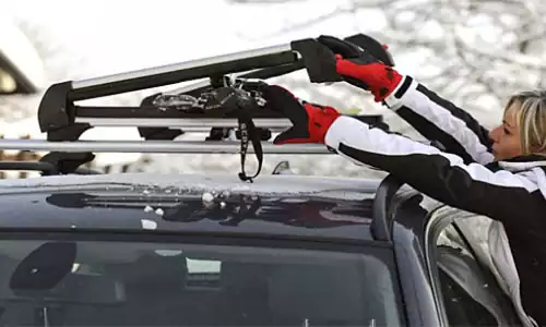 Оригинальное фото багажника Menabo Frozen Alu MB020400 для перевозки лыж и сноубордов, установленного на автомобиль. - Фотография 2