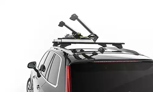 Оригинальное фото багажника Menabo Yelo 4 MB121600 для перевозки лыж и сноубордов, установленного на автомобиль. - Фотография 2