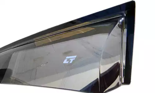 Оригинальное фото дефлекторов окон Cobra Tuning Standard D20795 для Dodge Caravan IV 2001-2007гг., установленных на автомобиль. - Фотография 2